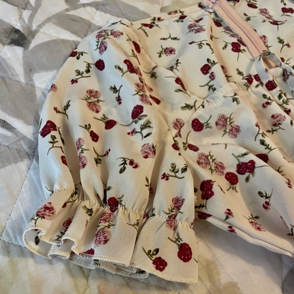 Floral Short Puff Sleeved Dress - Picture 4 of 9